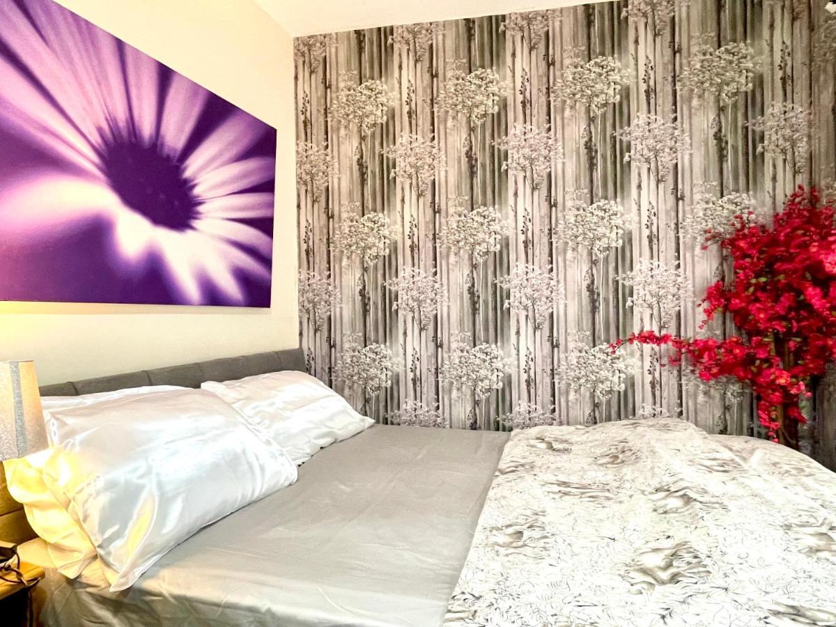 Comfy Double Bedroom With A Private Toilet Londra Dış mekan fotoğraf