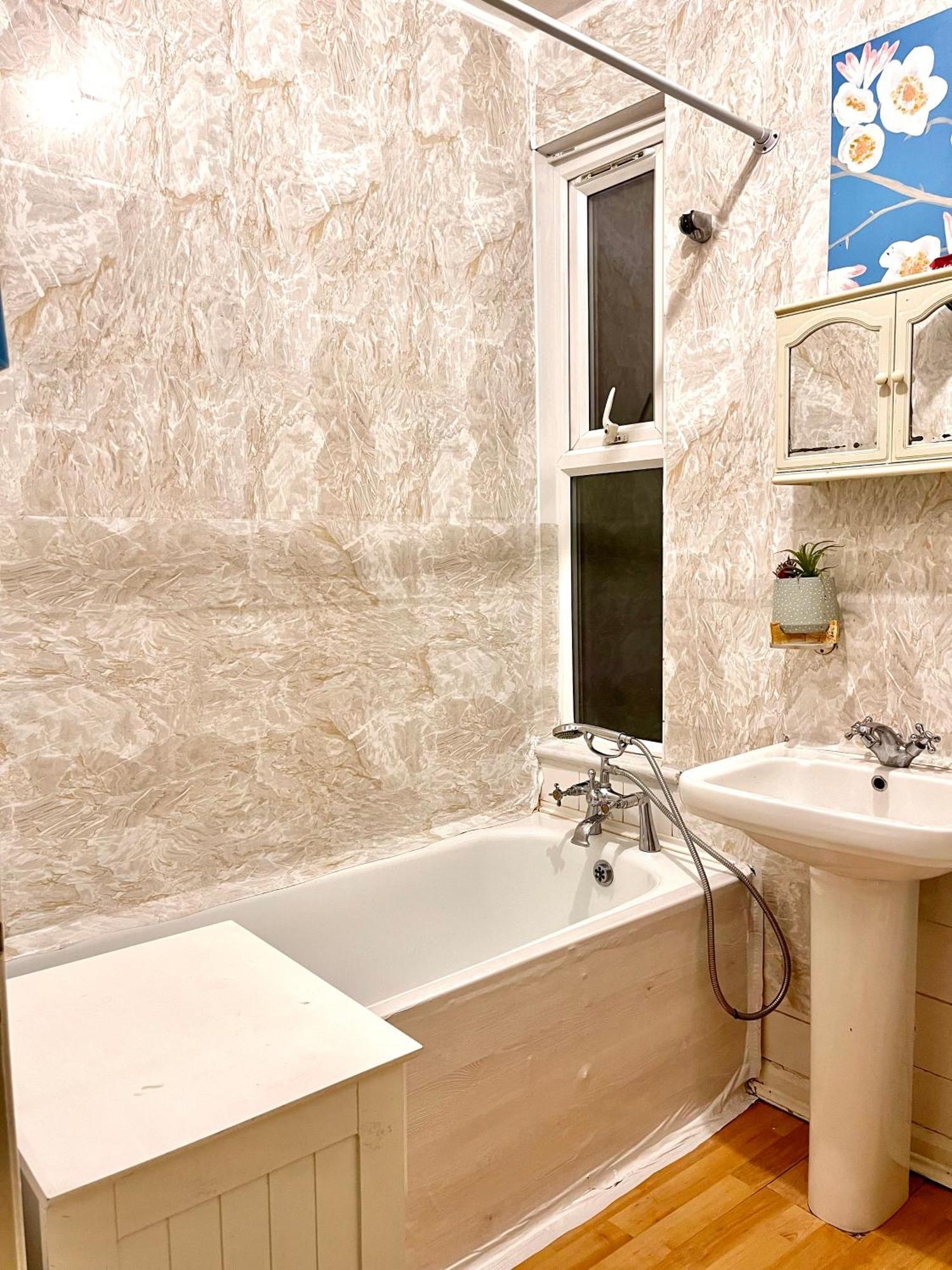 Comfy Double Bedroom With A Private Toilet Londra Dış mekan fotoğraf