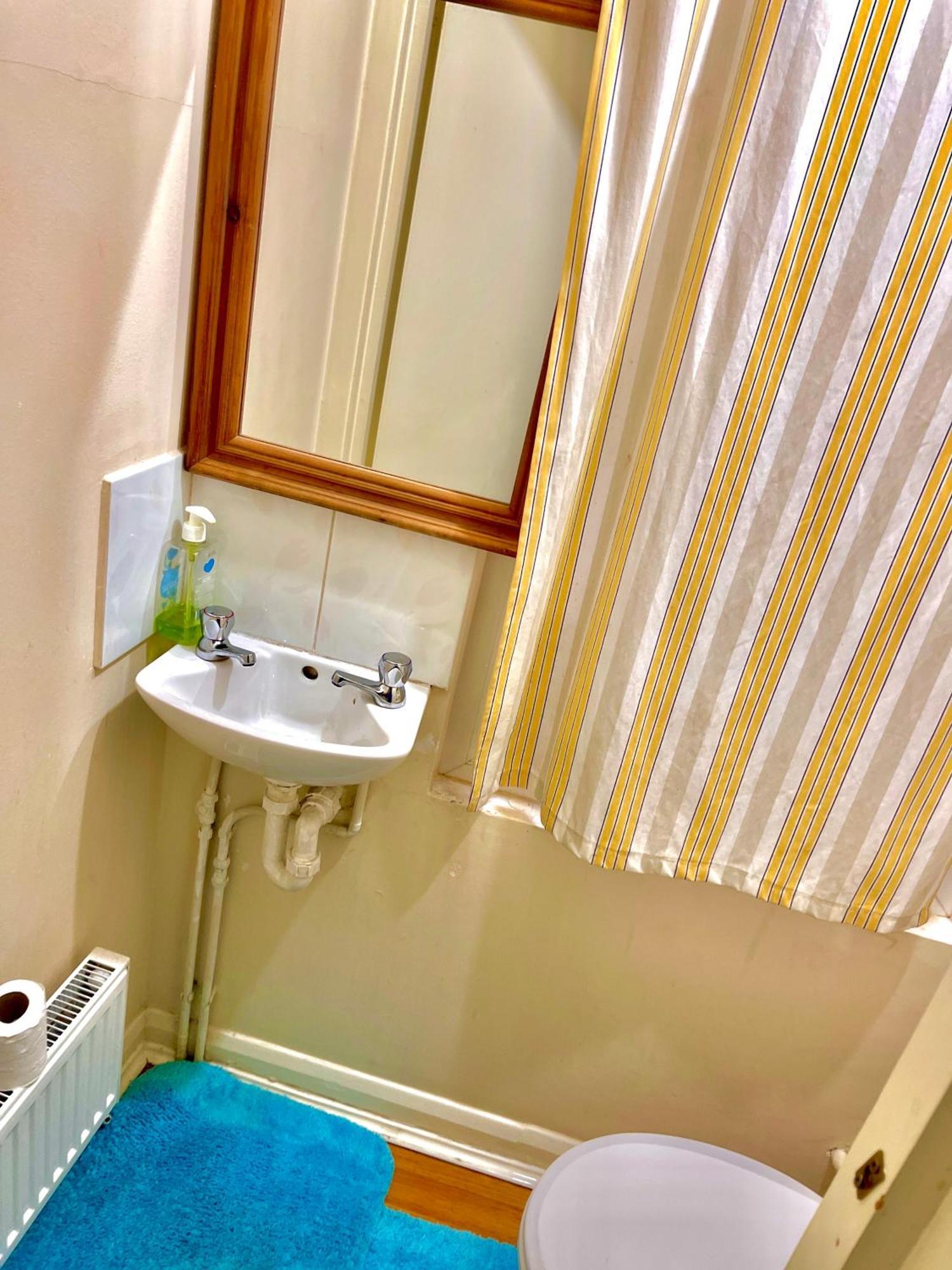 Comfy Double Bedroom With A Private Toilet Londra Dış mekan fotoğraf