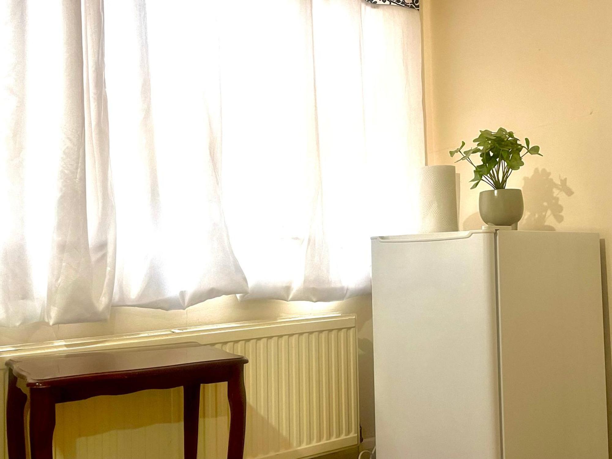 Comfy Double Bedroom With A Private Toilet Londra Dış mekan fotoğraf