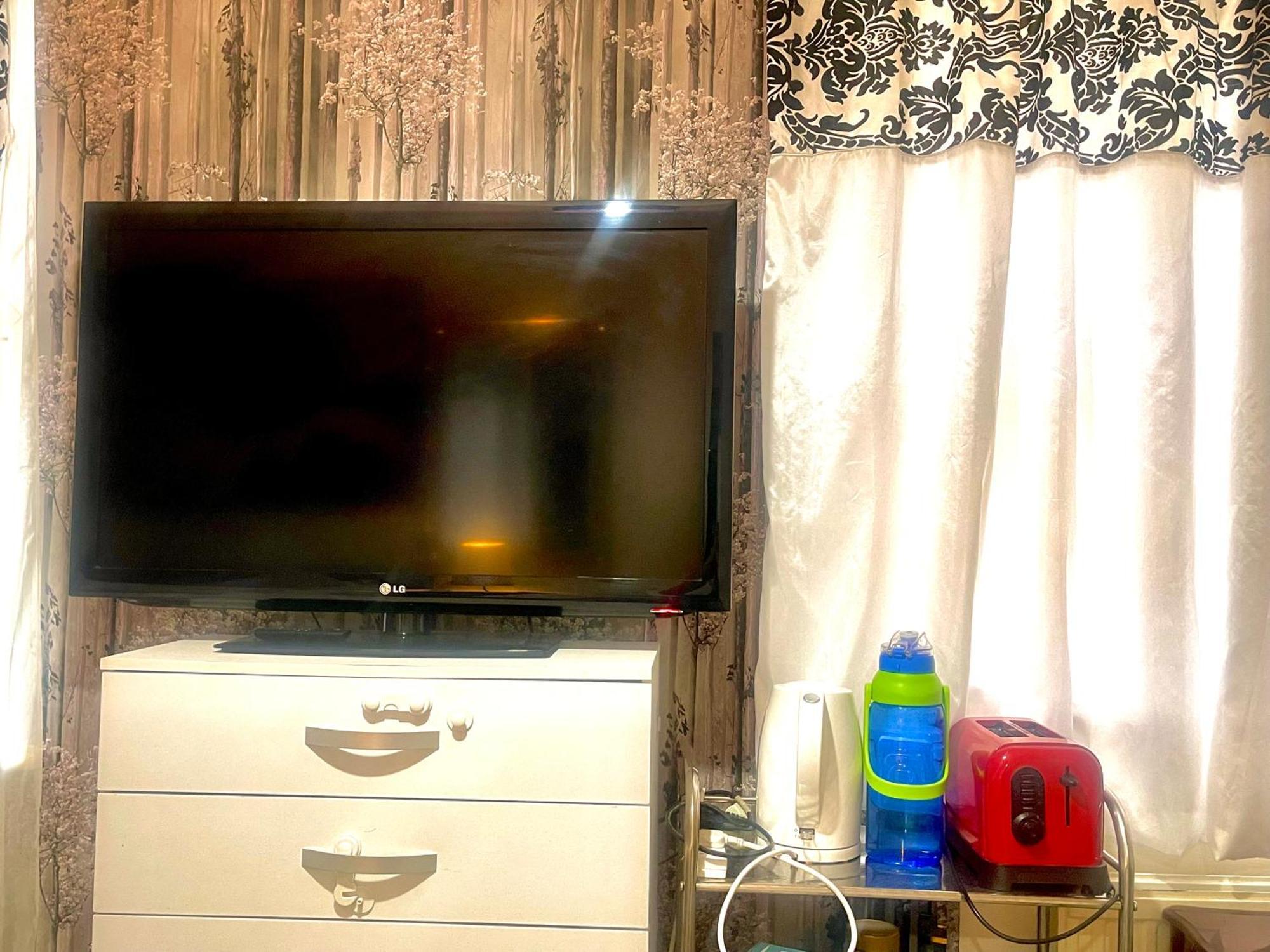 Comfy Double Bedroom With A Private Toilet Londra Dış mekan fotoğraf