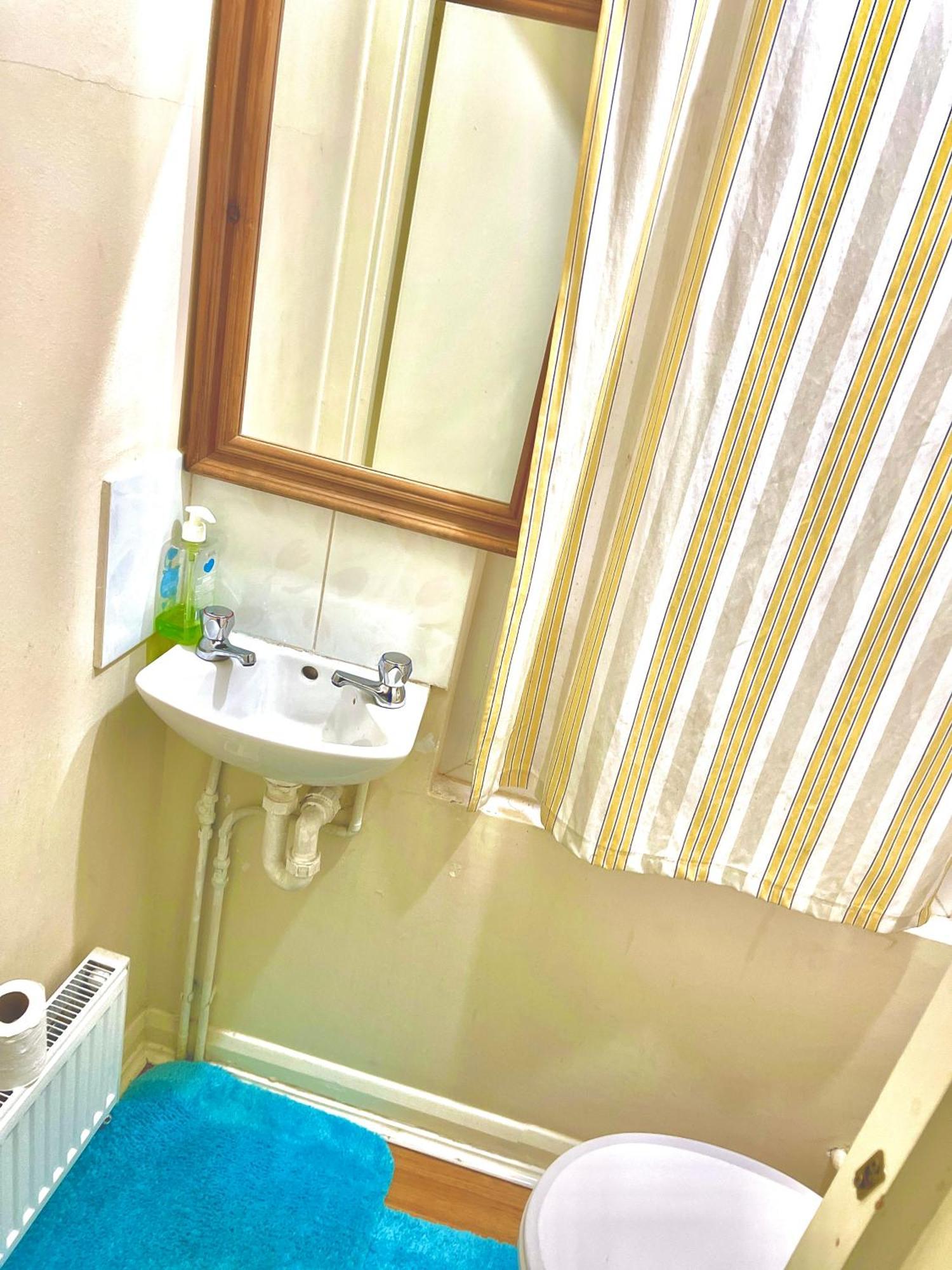 Comfy Double Bedroom With A Private Toilet Londra Dış mekan fotoğraf